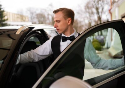 medium-shot-valet-parking-car-1